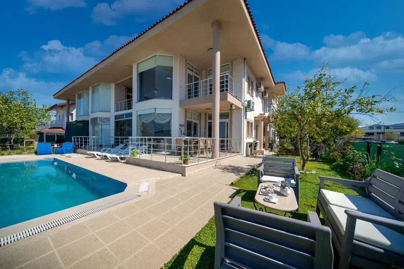 Fethiye’de deniz manzaralı kiralık villa