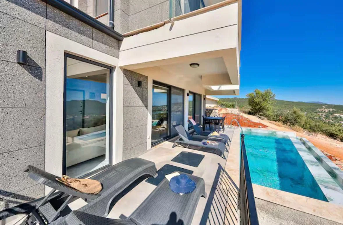 Kaş’ta doğa manzaralı kiralık villa