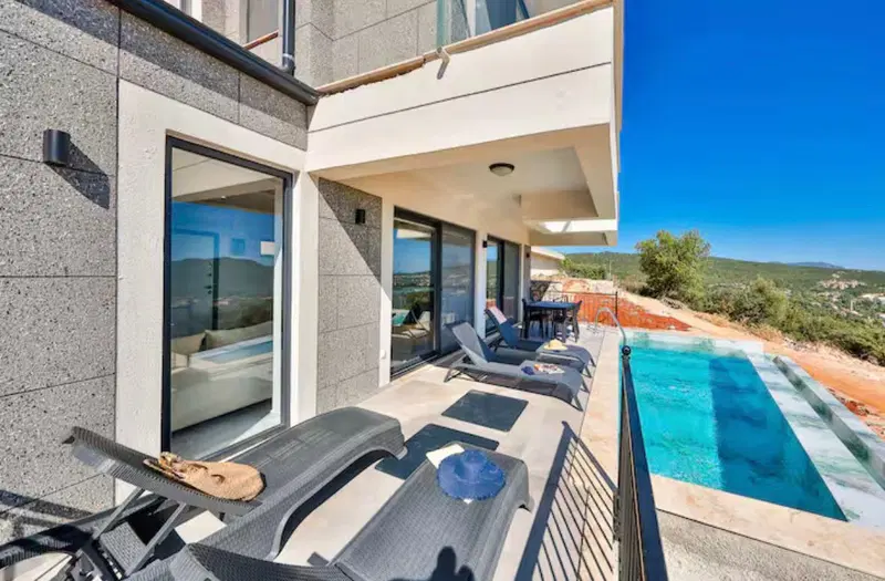 Kaş’ta doğa manzaralı kiralık villa