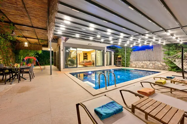 Fethiye’de Huzurlu, Korunaklı Havuzlu, 4 Yatak Odalı, Kiralık Villa