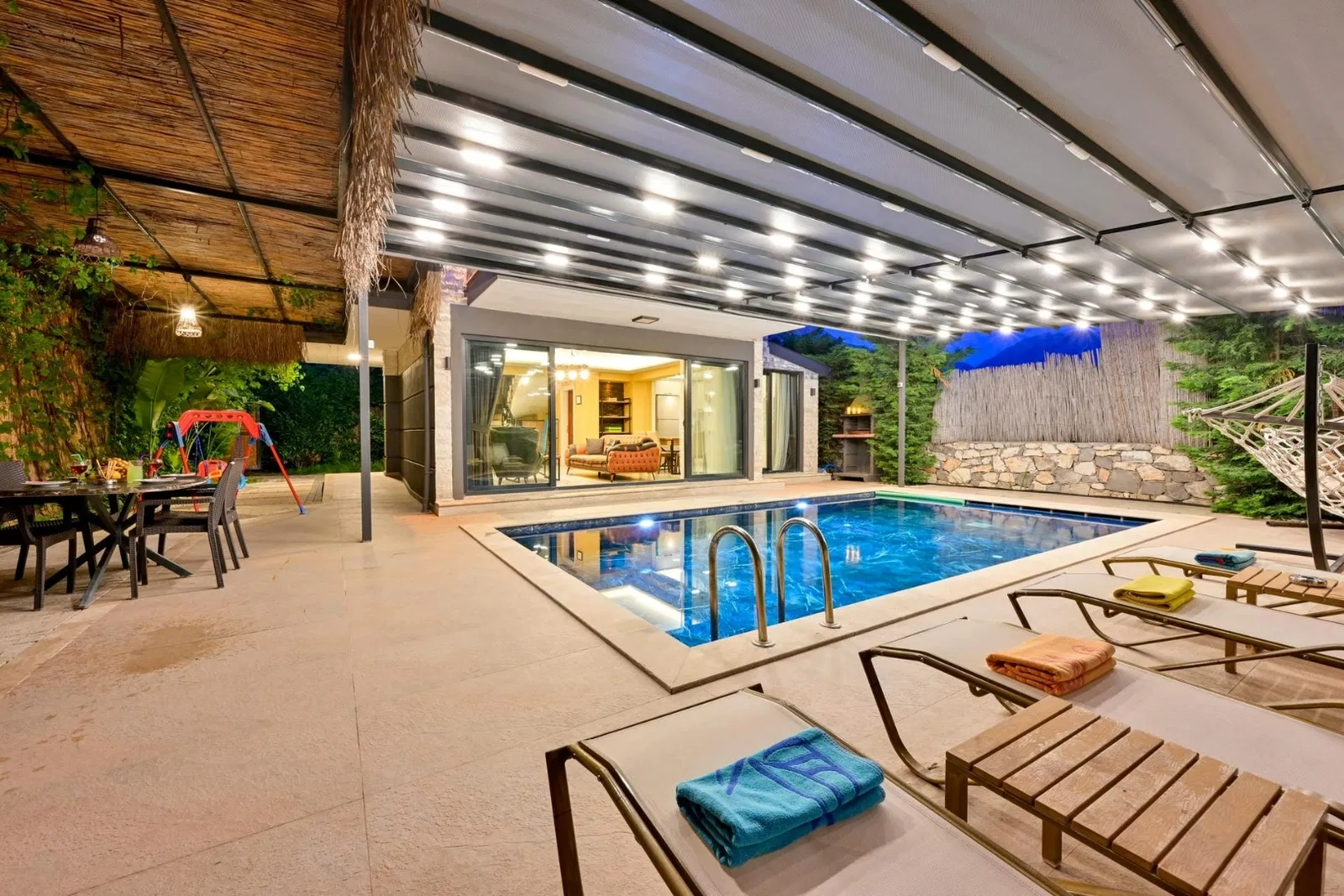 Fethiye’de korunaklı havuzlu kiralık villa