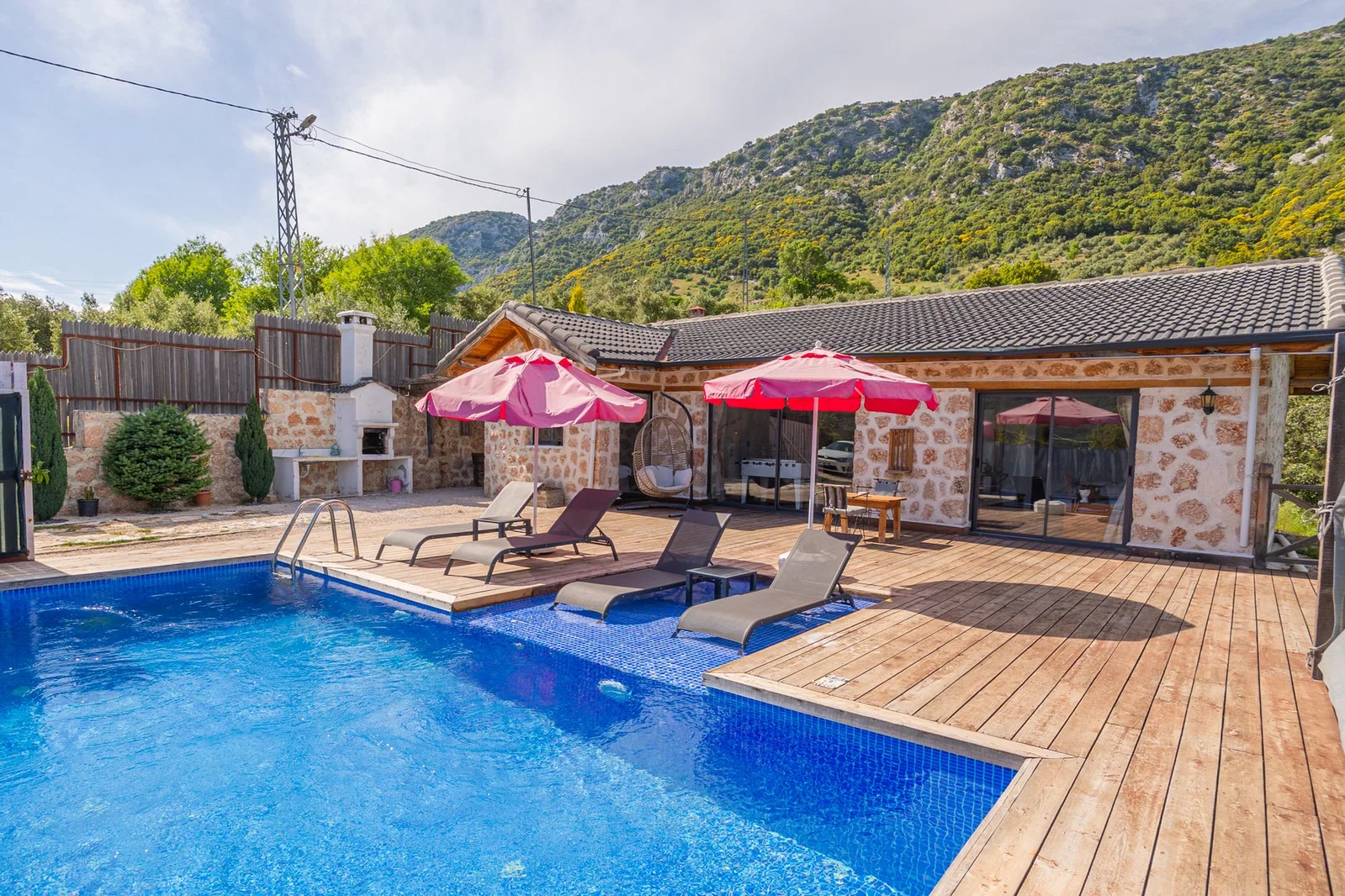 Sarıbelen’de korunaklı havuzlu kiralık villa