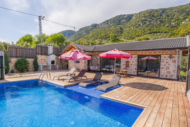 Sarıbelen’de Balayı Çiftlerine Uygun, Korunaklı Havuzlu, 2 Yatak Odalı, Kiralık Villa