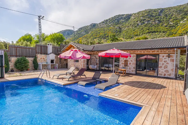 Sarıbelen’de korunaklı havuzlu kiralık villa