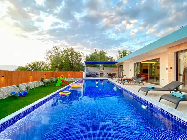 Üzümlü’de Balayı Çiftlerine Uygun, Korunaklı Havuzlu, 5 Kişilik, Kiralık Villa