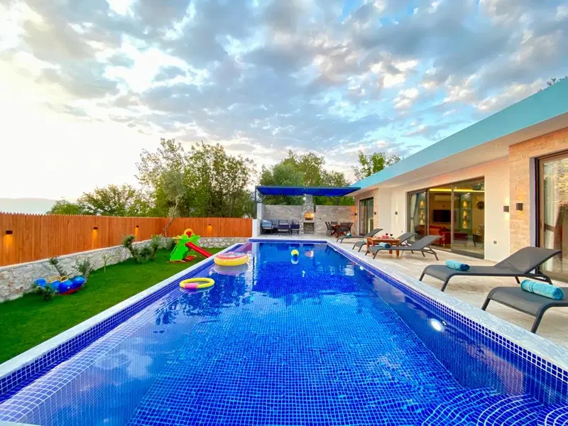 Üzümlü’de korunaklı havuzlu kiralık villa
