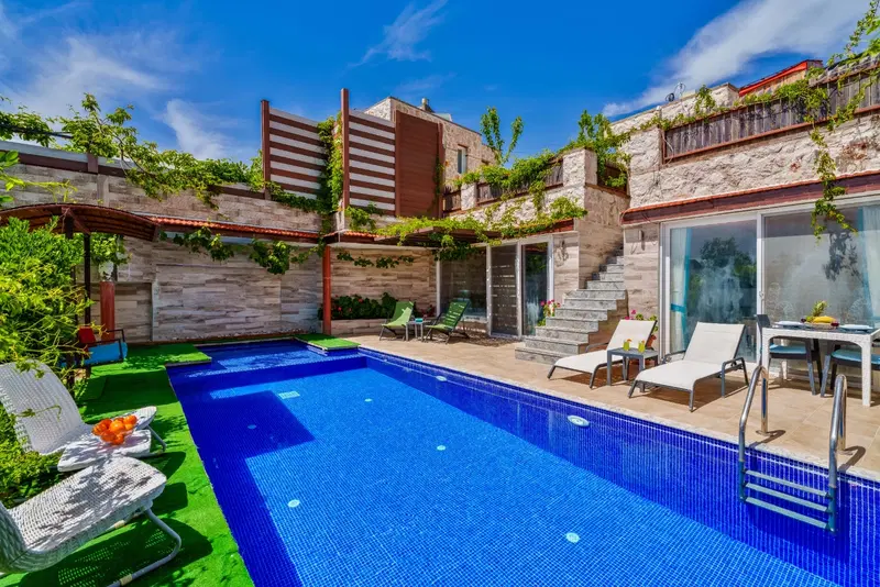 İslamlar’da korunaklı havuzlu kiralık villa
