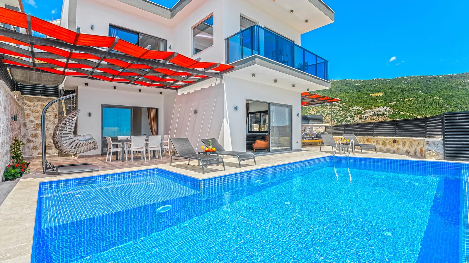 İslamlar’da korunaklı havuzlu kiralık villa