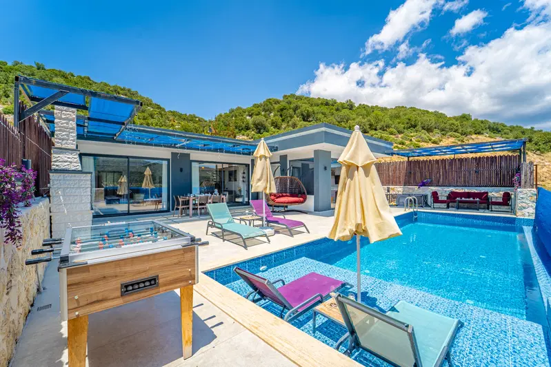 Sarıbelen’de korunaklı havuzlu kiralık villa