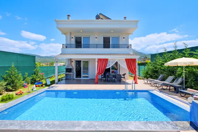 Fethiye’de Sakin Konumda, Özel Havuzlu, 4 Yatak Odalı, Kiralık Villa