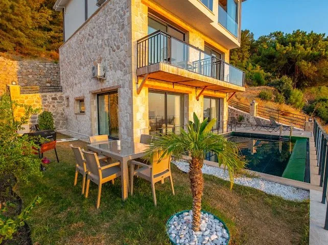 Fethiye’de jakuzili kiralık villa