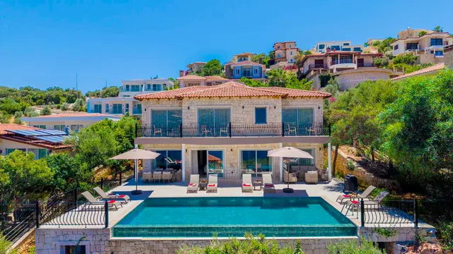 Kaş’ta Deniz Manzaralı, Özel Havuzlu, 8 Kişilik, Kiralık Villa