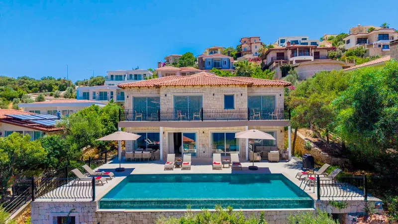 Kaş’ta deniz manzaralı kiralık villa