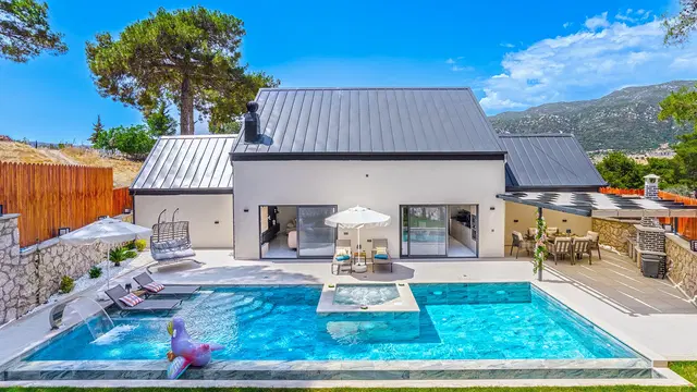 Sarıbelen’de Balayı Çiftlerine Uygun, Korunaklı Havuzlu, 2 Yatak Odalı, Kiralık Villa