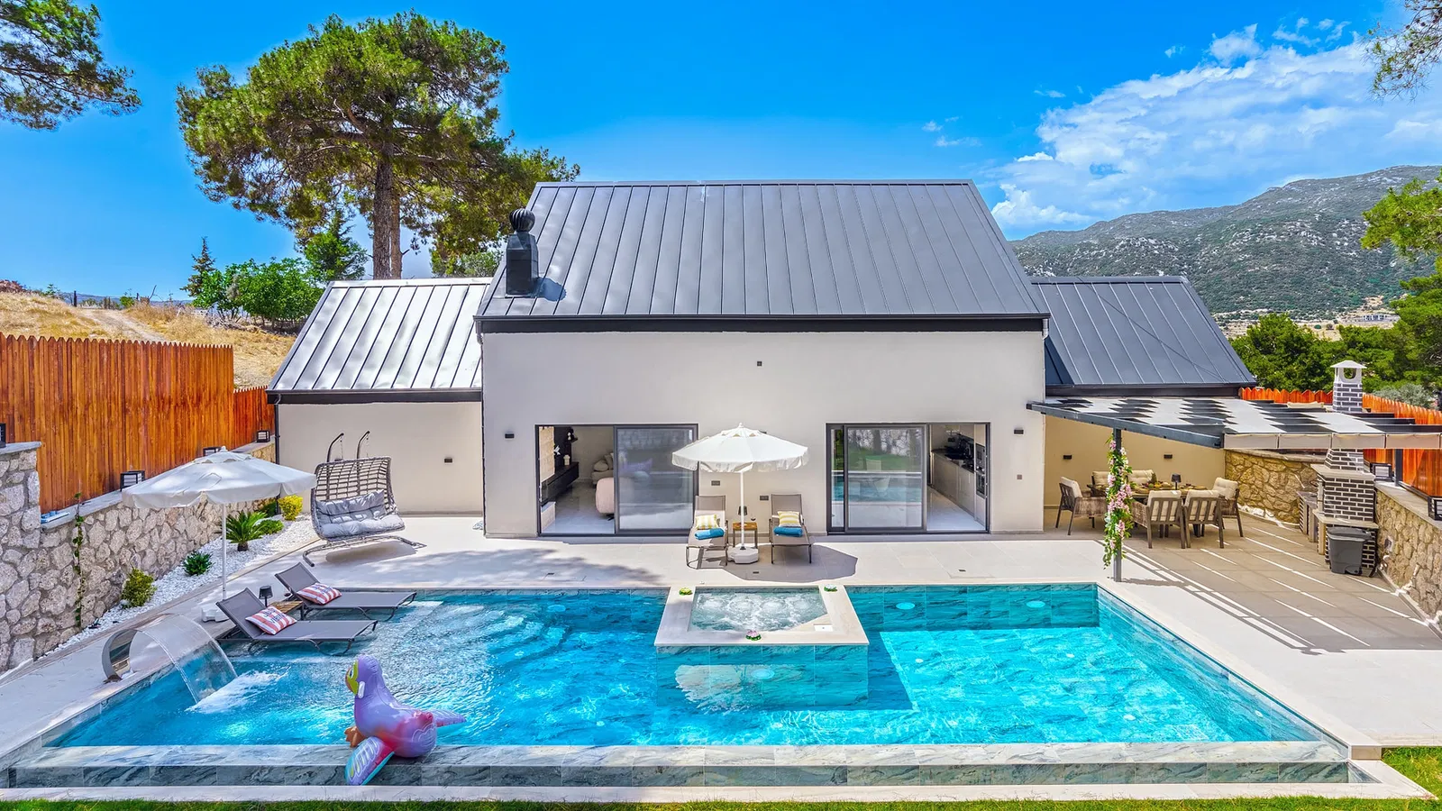 Sarıbelen’de korunaklı havuzlu kiralık villa