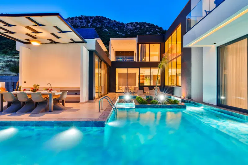 Sarıbelen’de korunaklı havuzlu kiralık villa