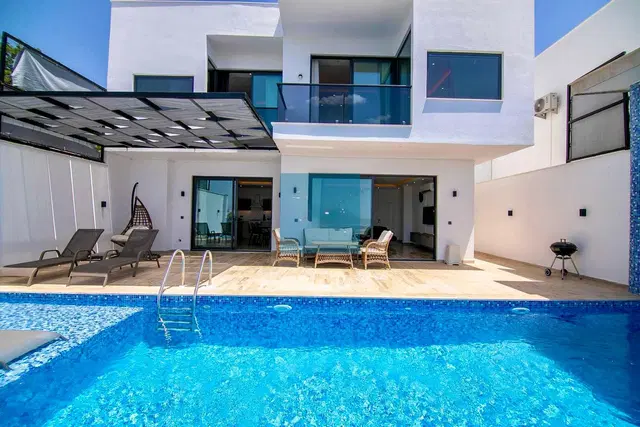 Üzümlü’de Korunaklı, Özel Havuzlu, Jakuzili, Kiralık Villa
