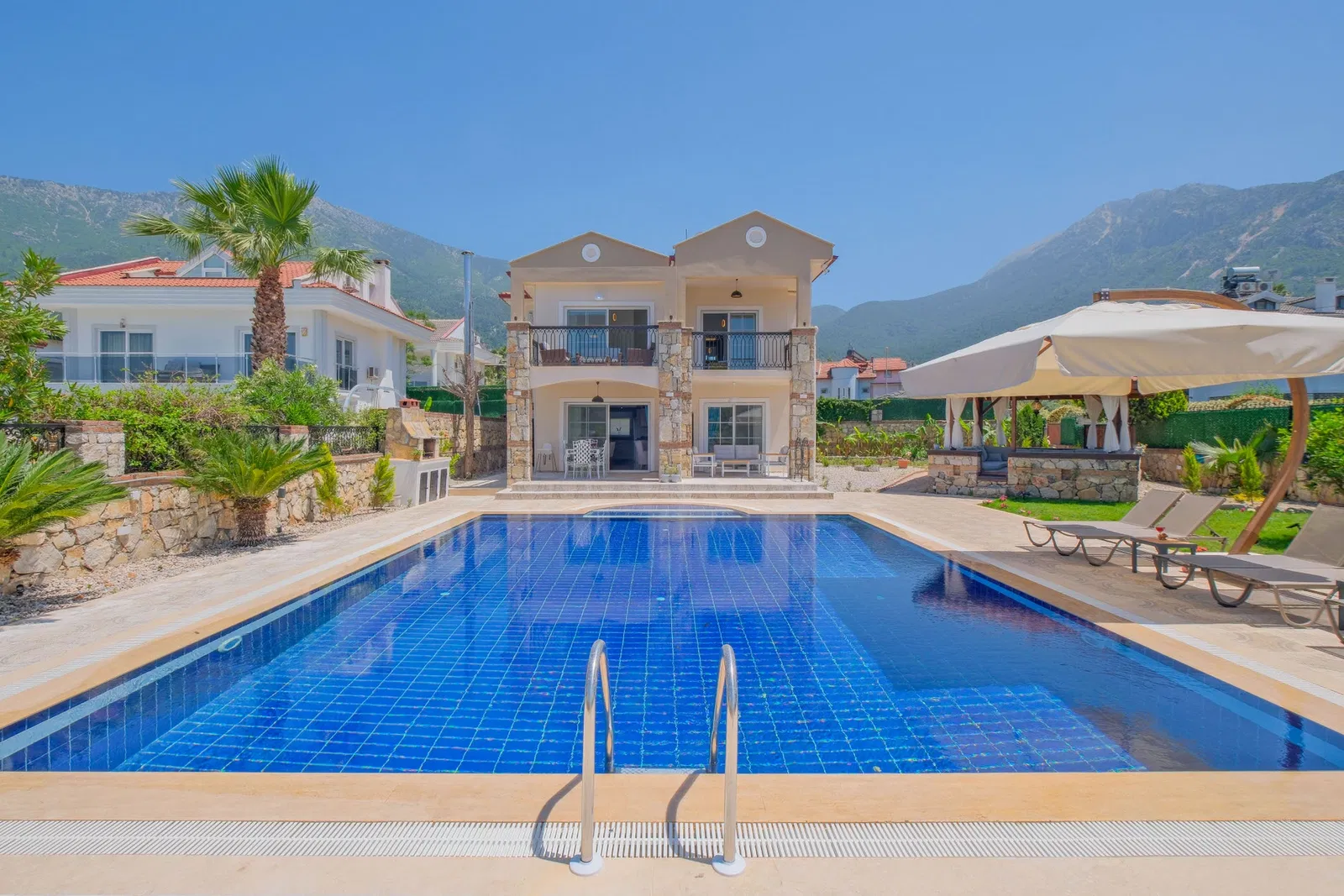 Fethiye’de jakuzili kiralık villa