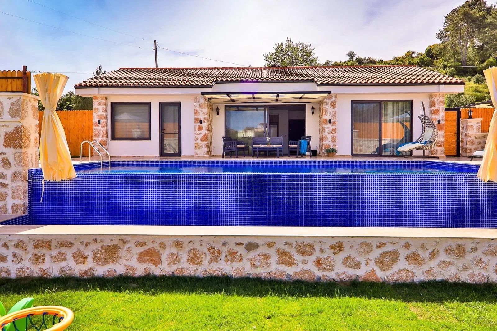 Sarıbelen’de korunaklı havuzlu kiralık villa, fotoğraf 7