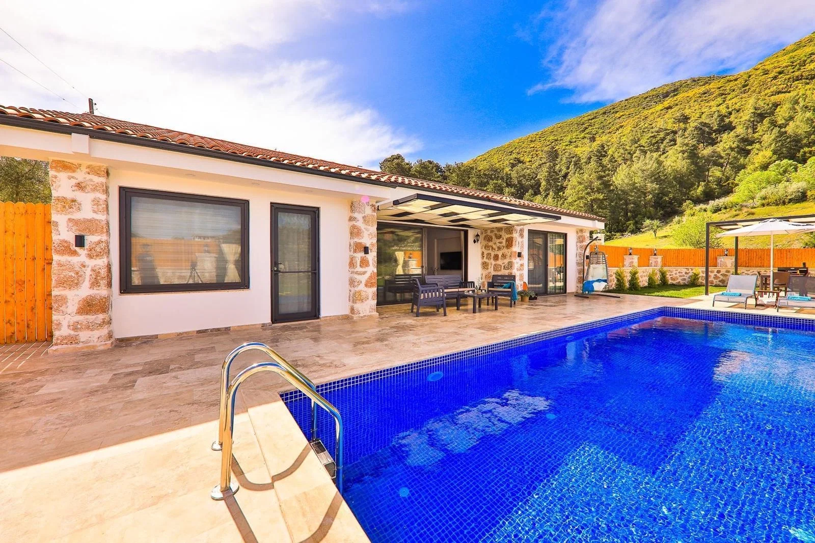 Sarıbelen’de korunaklı havuzlu kiralık villa