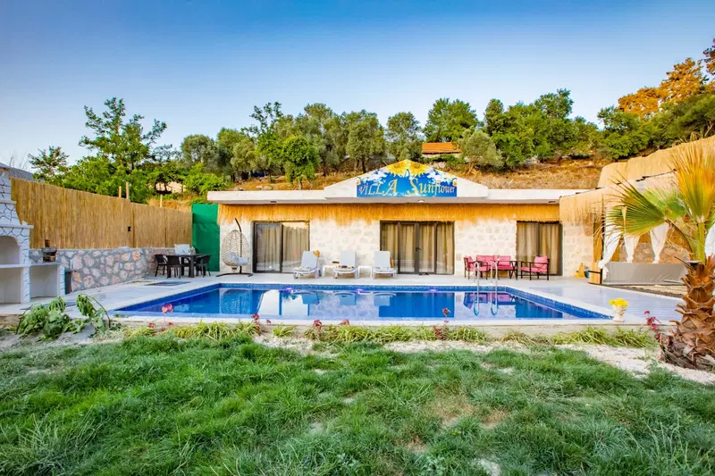Sarıbelen’de korunaklı havuzlu kiralık villa