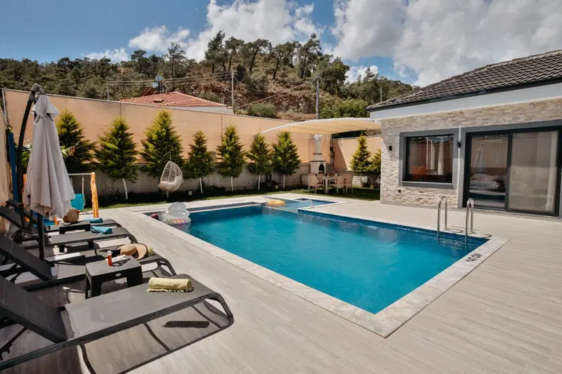 Fethiye’de korunaklı havuzlu kiralık villa