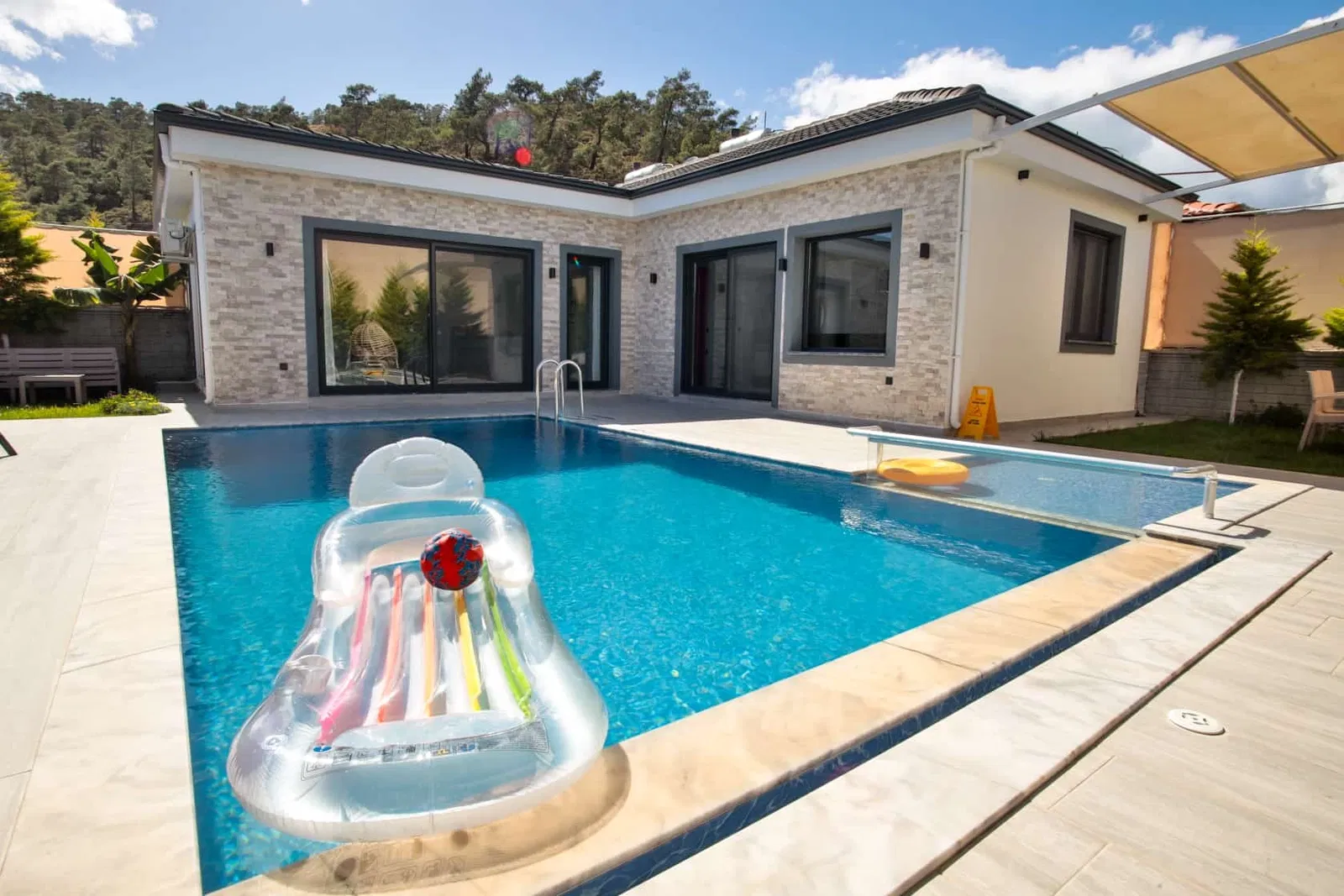 Fethiye’de korunaklı havuzlu kiralık villa