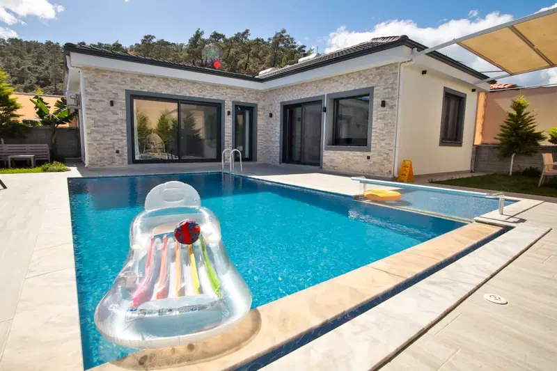 Fethiye’de korunaklı havuzlu kiralık villa