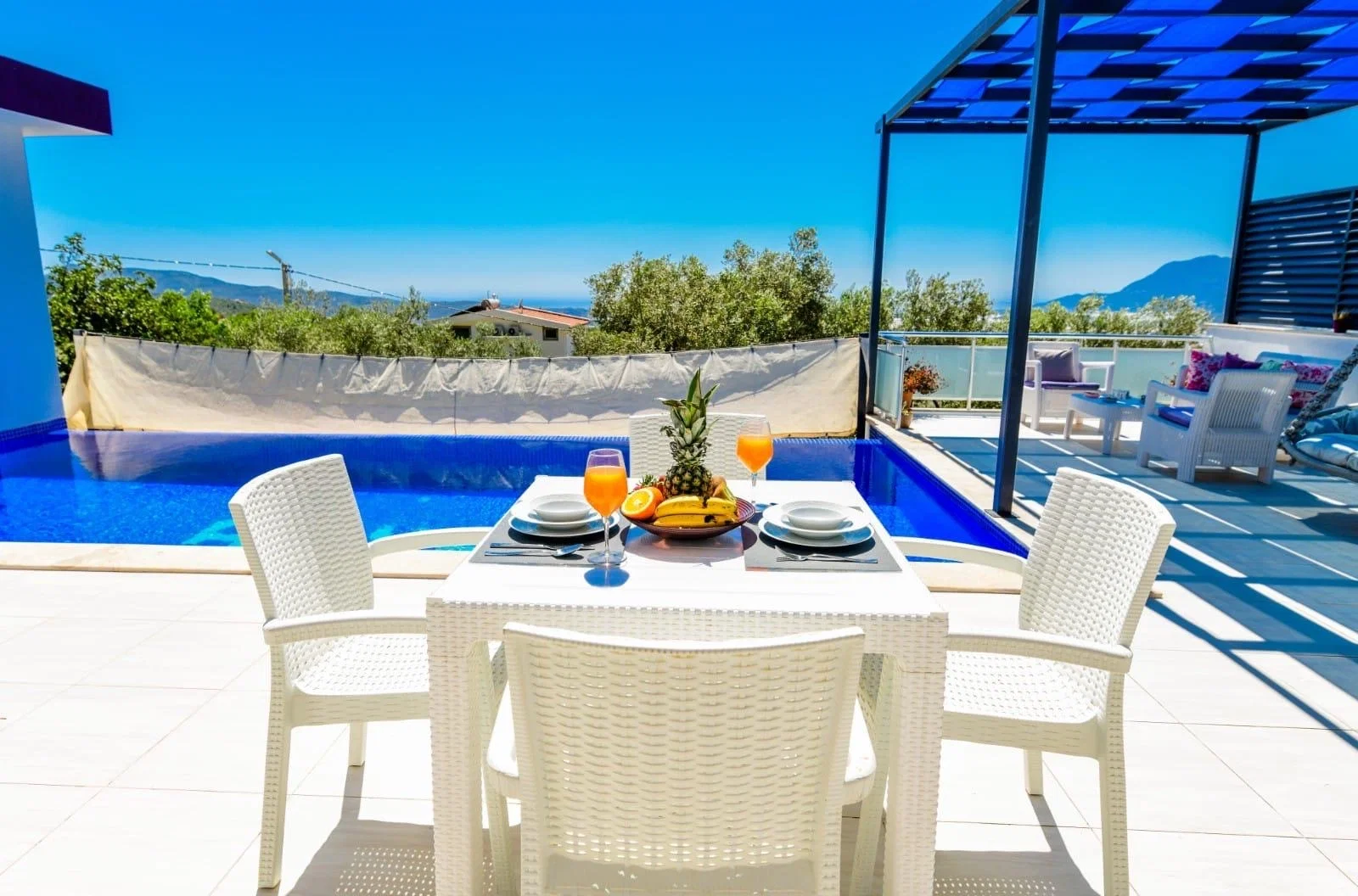 Üzümlü’de Balayı Çiftlerine Uygun, Isıtmalı Havuzlu, 1 Yatak Odalı, Kiralık Villa