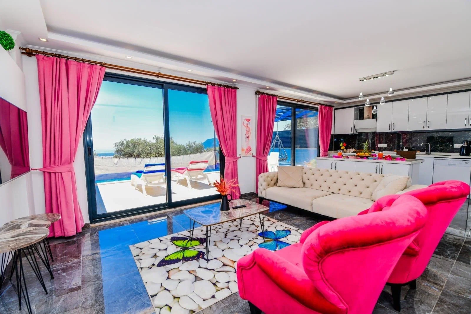 Üzümlü’de Balayı Çiftlerine Uygun, Isıtmalı Havuzlu, 1 Yatak Odalı, Kiralık Villa