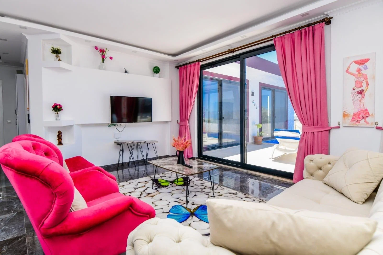 Üzümlü’de Balayı Çiftlerine Uygun, Isıtmalı Havuzlu, 1 Yatak Odalı, Kiralık Villa