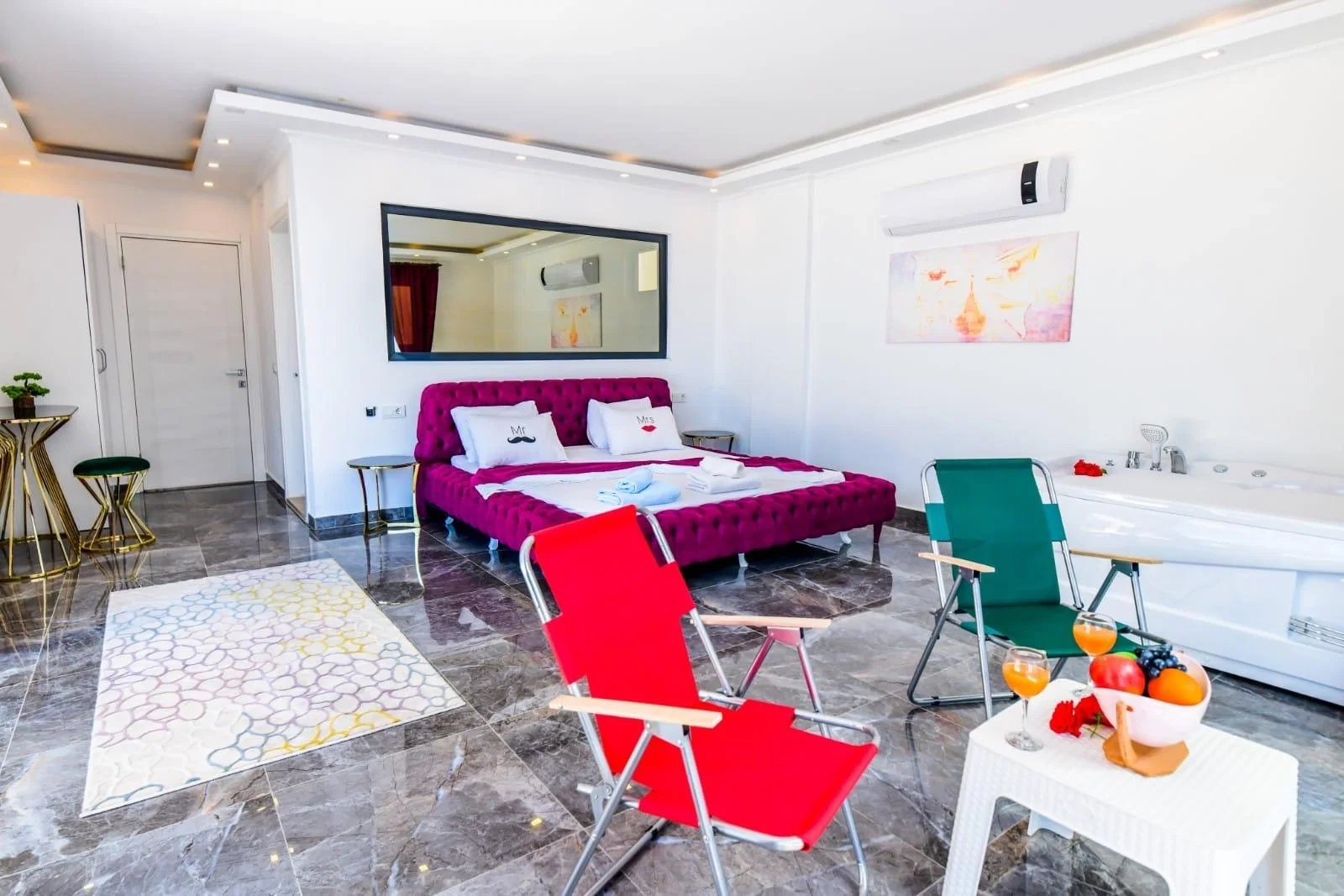 Üzümlü’de Balayı Çiftlerine Uygun, Isıtmalı Havuzlu, 1 Yatak Odalı, Kiralık Villa