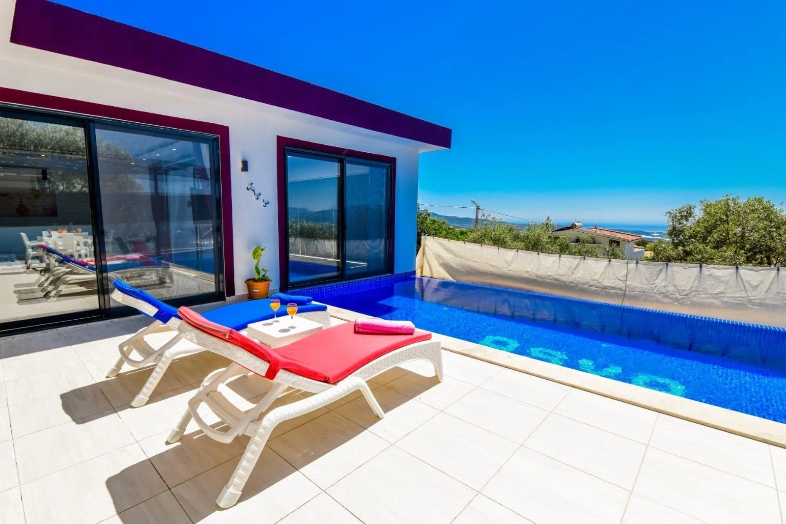 Üzümlü’de Balayı Çiftlerine Uygun, Isıtmalı Havuzlu, 1 Yatak Odalı, Kiralık Villa