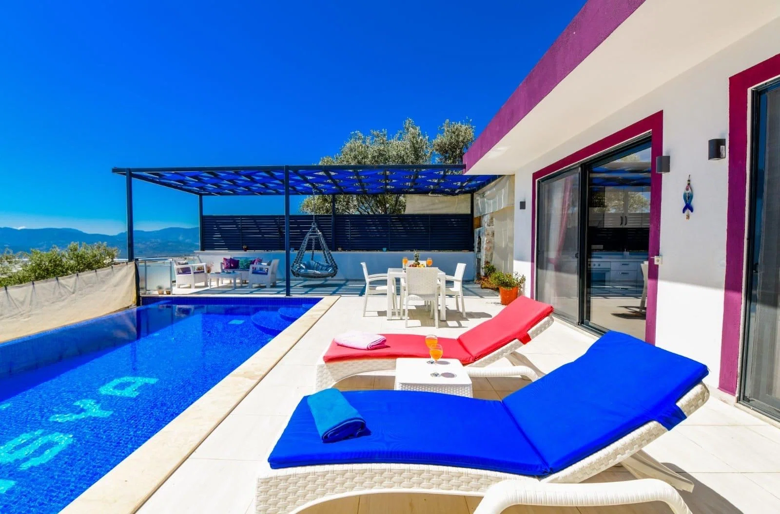 Üzümlü’de Balayı Çiftlerine Uygun, Isıtmalı Havuzlu, 1 Yatak Odalı, Kiralık Villa