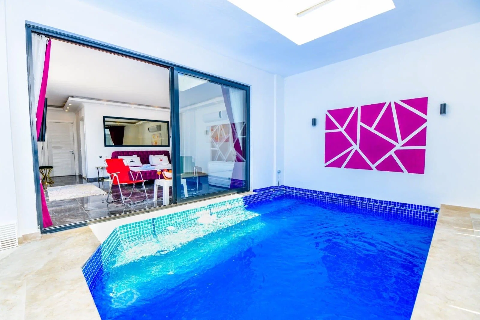 Üzümlü’de Balayı Çiftlerine Uygun, Isıtmalı Havuzlu, 1 Yatak Odalı, Kiralık Villa