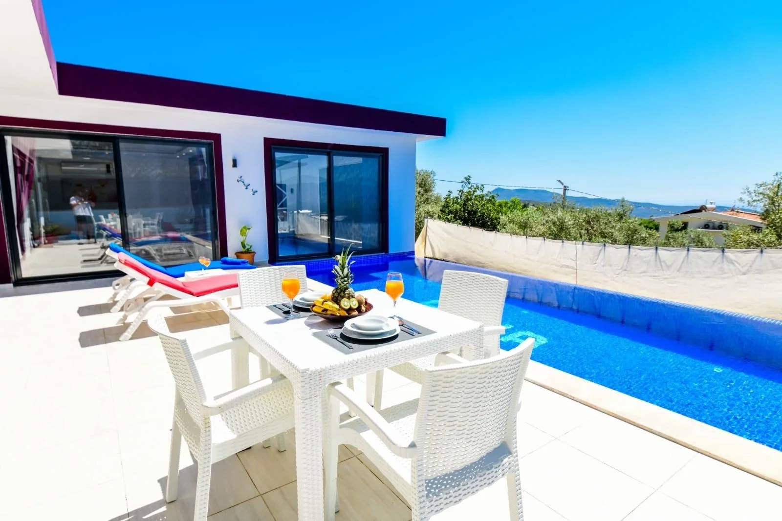 Üzümlü’de Balayı Çiftlerine Uygun, Isıtmalı Havuzlu, 1 Yatak Odalı, Kiralık Villa