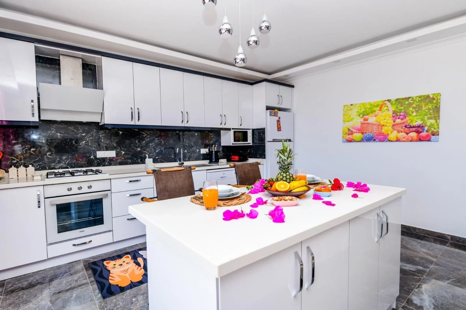 Üzümlü’de Balayı Çiftlerine Uygun, Isıtmalı Havuzlu, 1 Yatak Odalı, Kiralık Villa