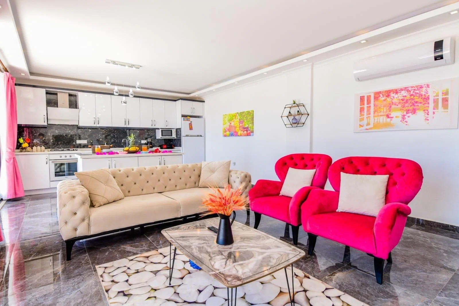 Üzümlü’de Balayı Çiftlerine Uygun, Isıtmalı Havuzlu, 1 Yatak Odalı, Kiralık Villa