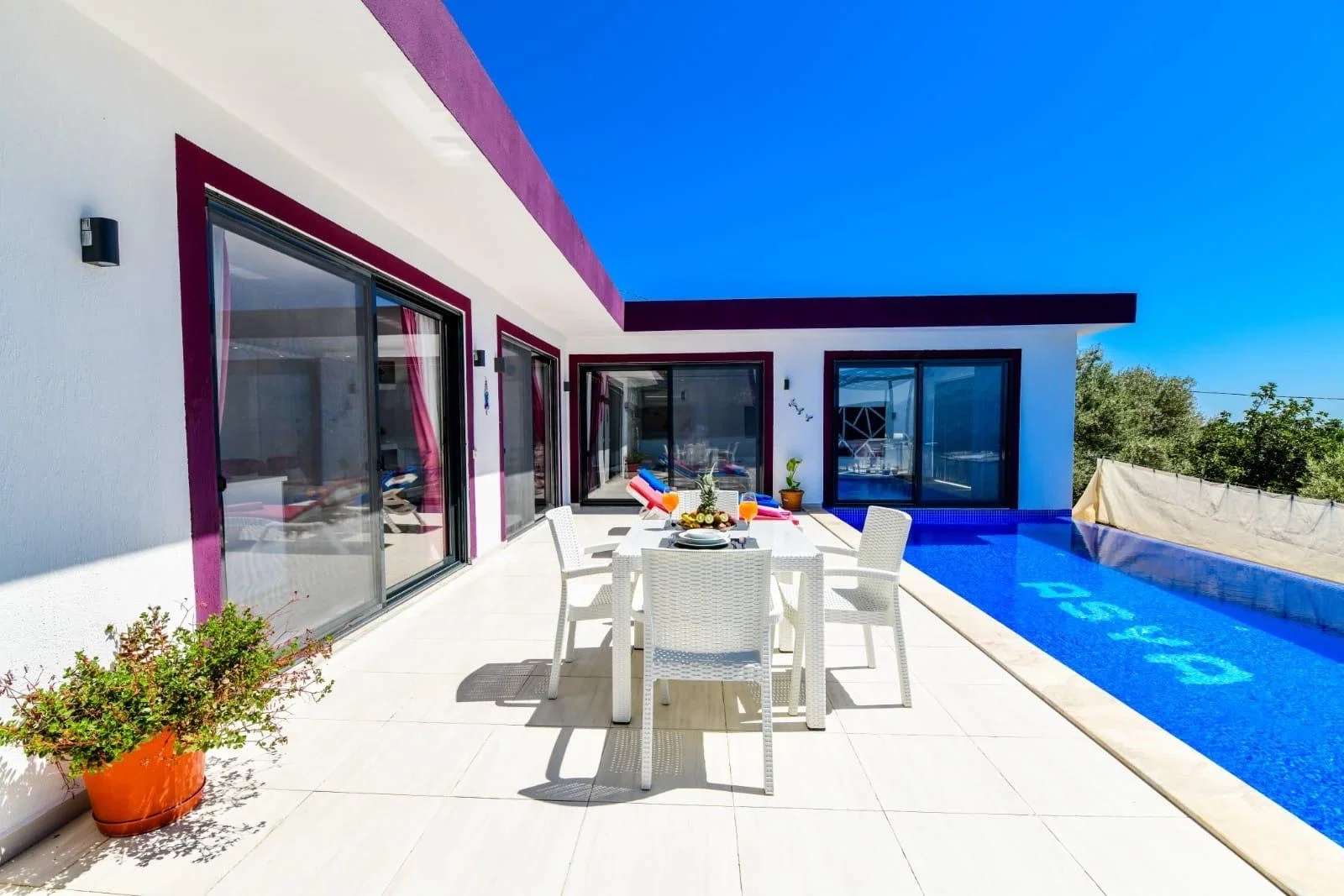 Üzümlü’de Balayı Çiftlerine Uygun, Isıtmalı Havuzlu, 1 Yatak Odalı, Kiralık Villa