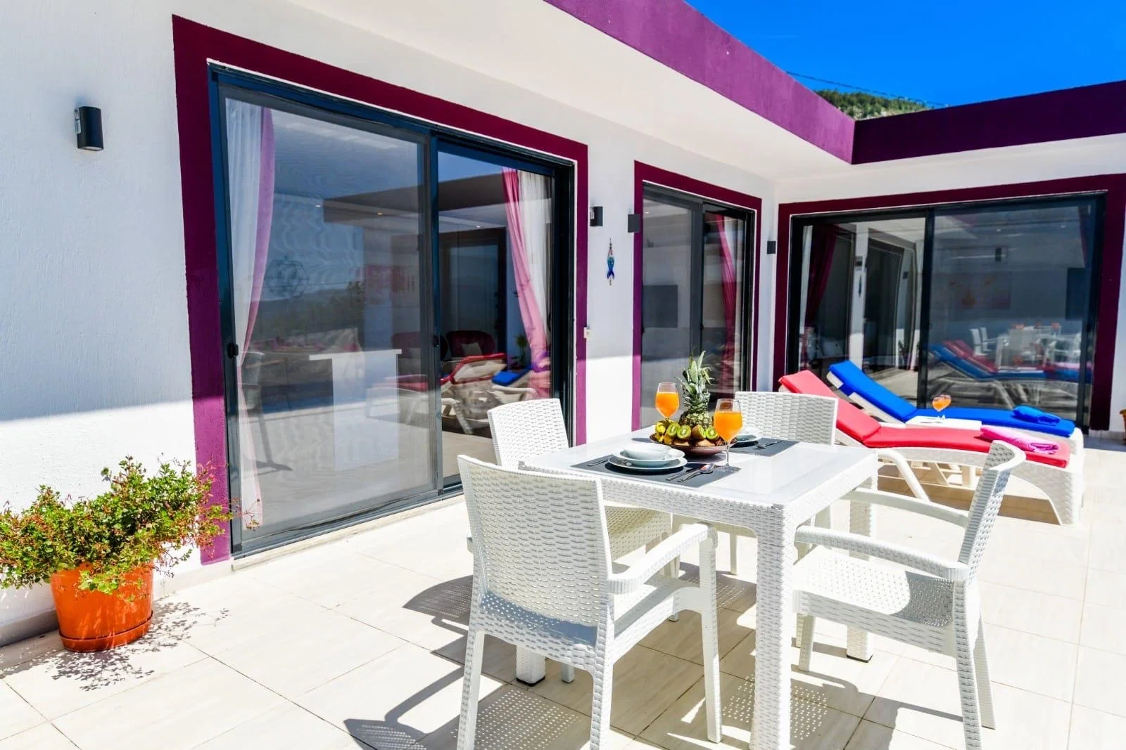 Üzümlü’de Balayı Çiftlerine Uygun, Isıtmalı Havuzlu, 1 Yatak Odalı, Kiralık Villa