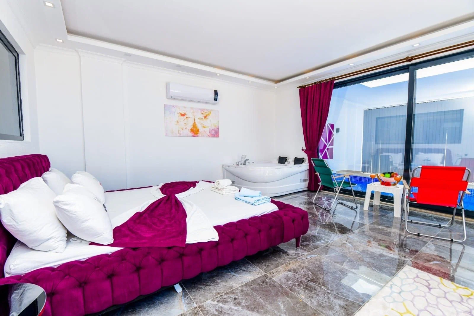 Üzümlü’de Balayı Çiftlerine Uygun, Isıtmalı Havuzlu, 1 Yatak Odalı, Kiralık Villa