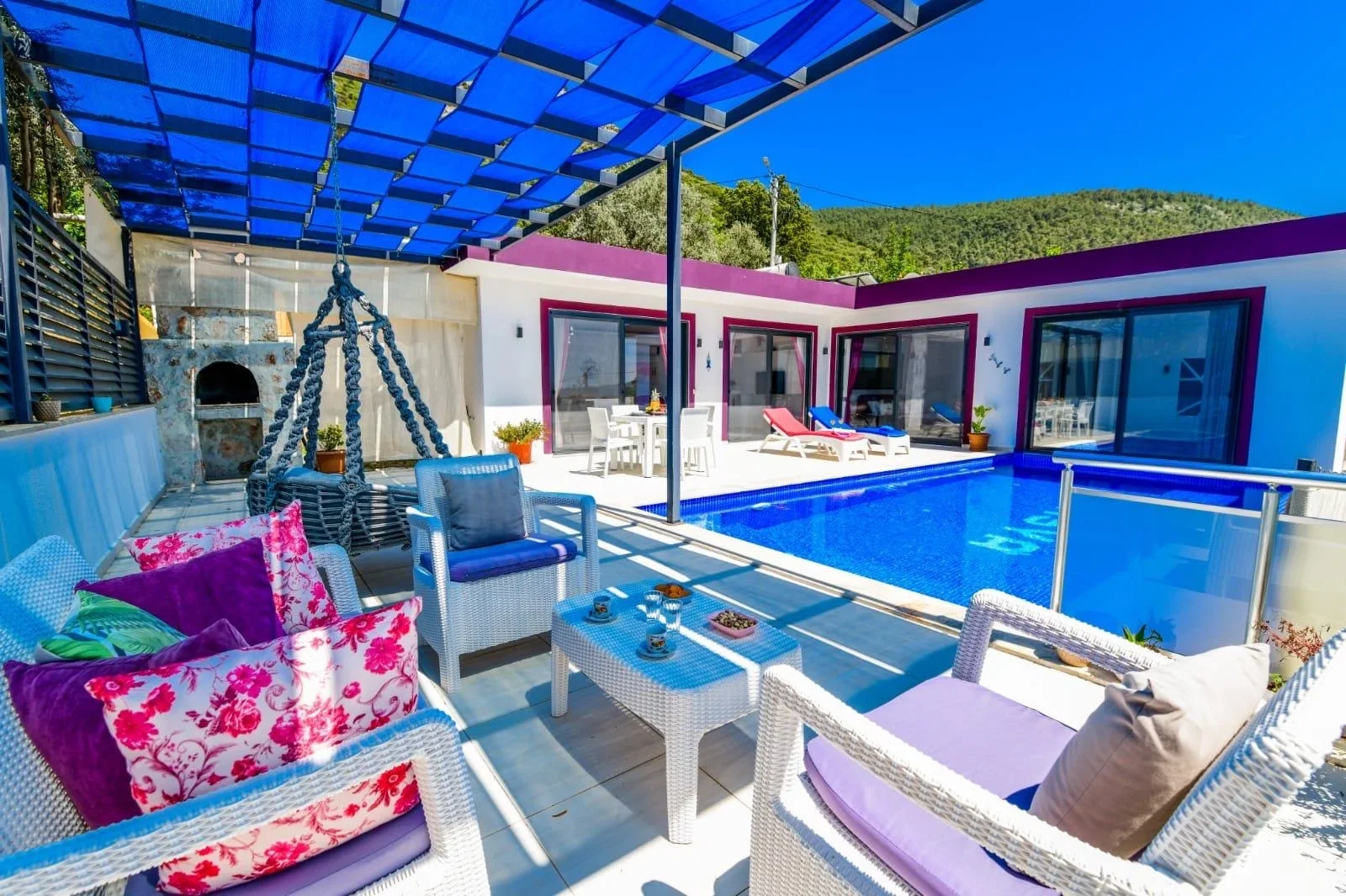 Üzümlü’de Balayı Çiftlerine Uygun, Isıtmalı Havuzlu, 1 Yatak Odalı, Kiralık Villa