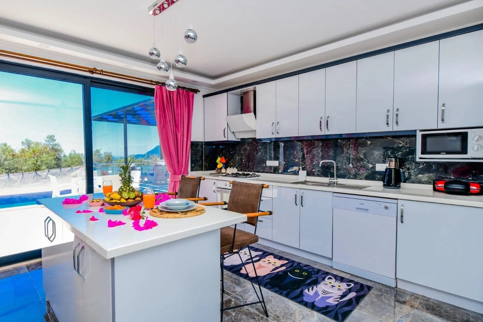 Üzümlü’de Balayı Çiftlerine Uygun, Isıtmalı Havuzlu, 1 Yatak Odalı, Kiralık Villa