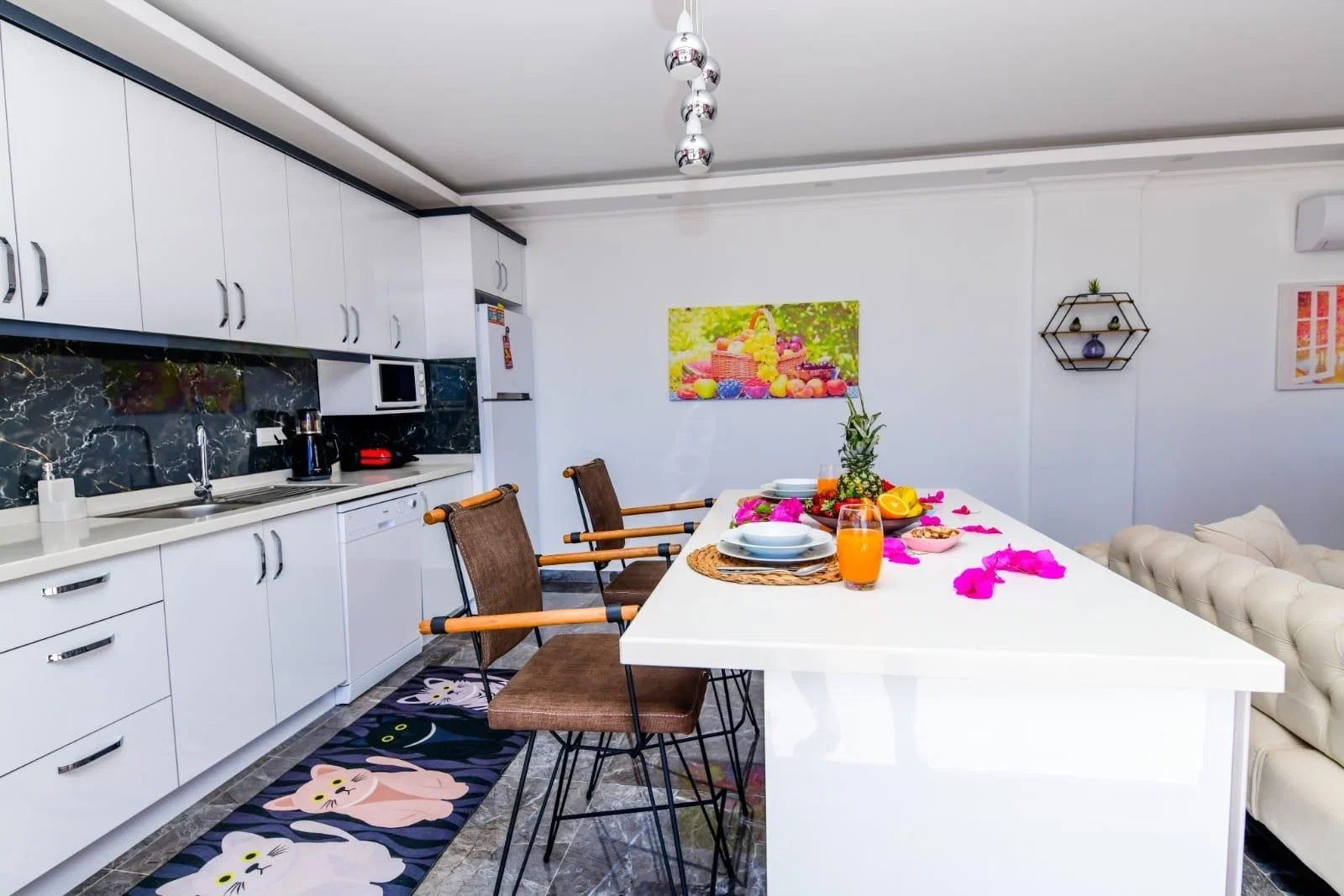 Üzümlü’de Balayı Çiftlerine Uygun, Isıtmalı Havuzlu, 1 Yatak Odalı, Kiralık Villa