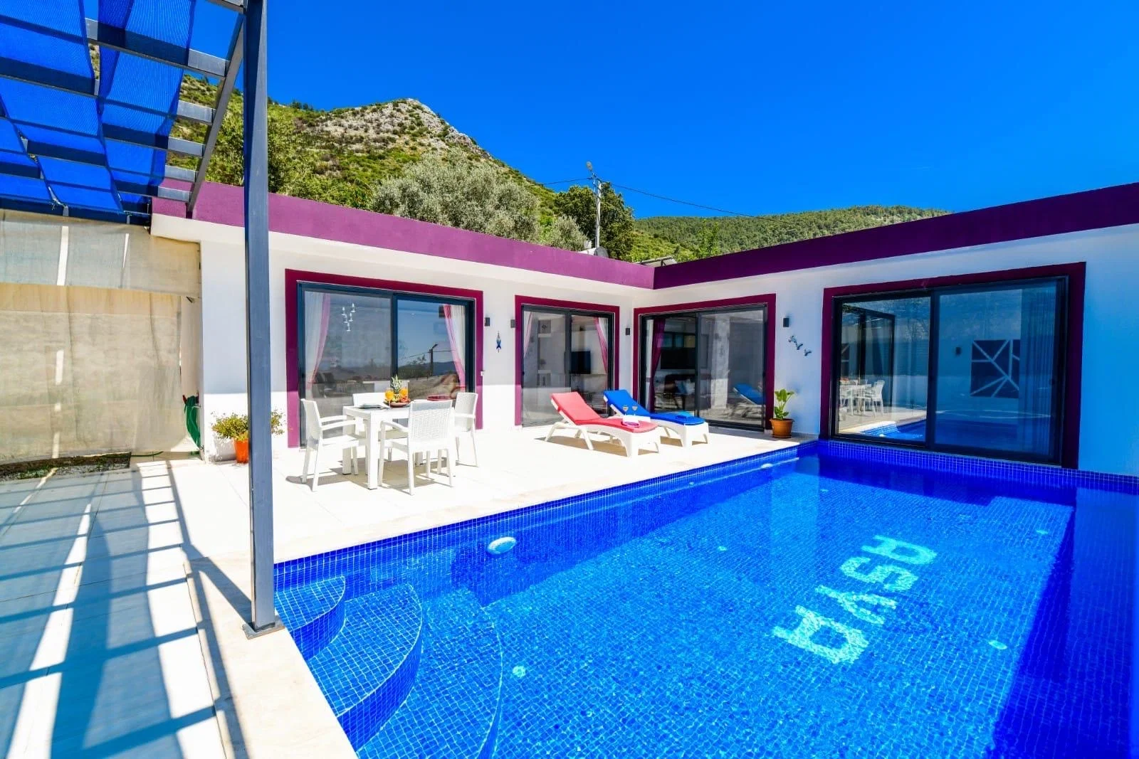 Üzümlü’de Balayı Çiftlerine Uygun, Isıtmalı Havuzlu, 1 Yatak Odalı, Kiralık Villa
