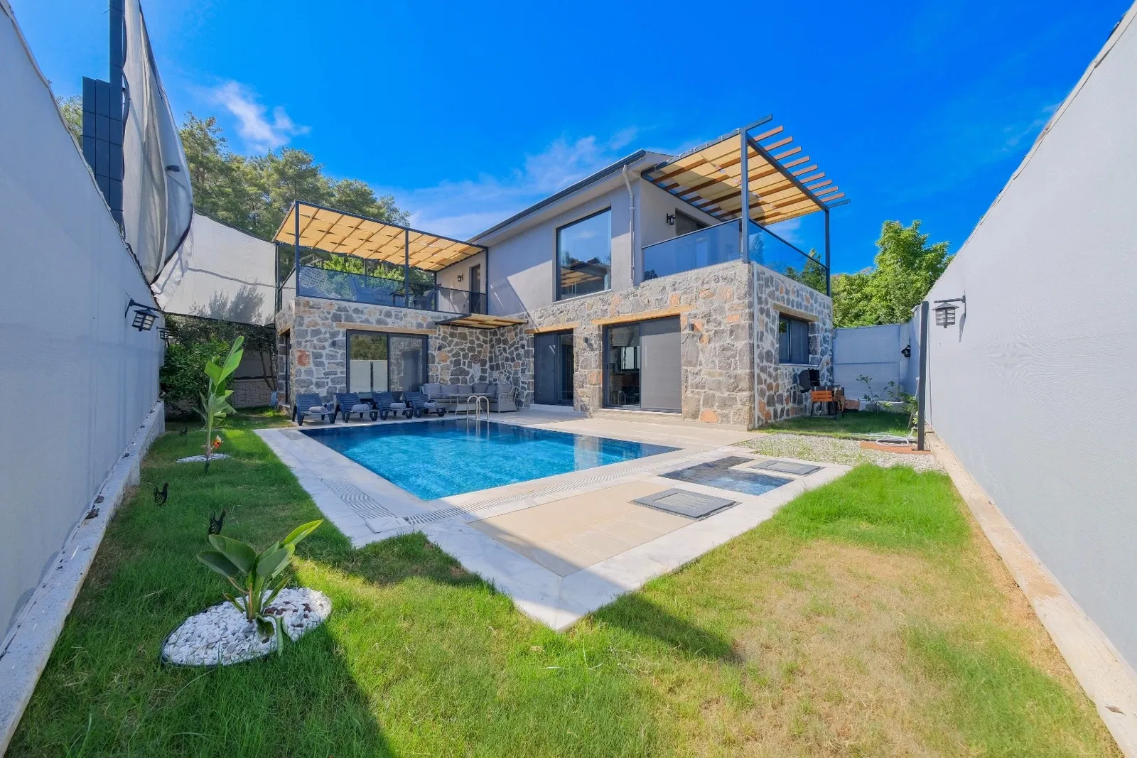 Fethiye’de korunaklı havuzlu kiralık villa