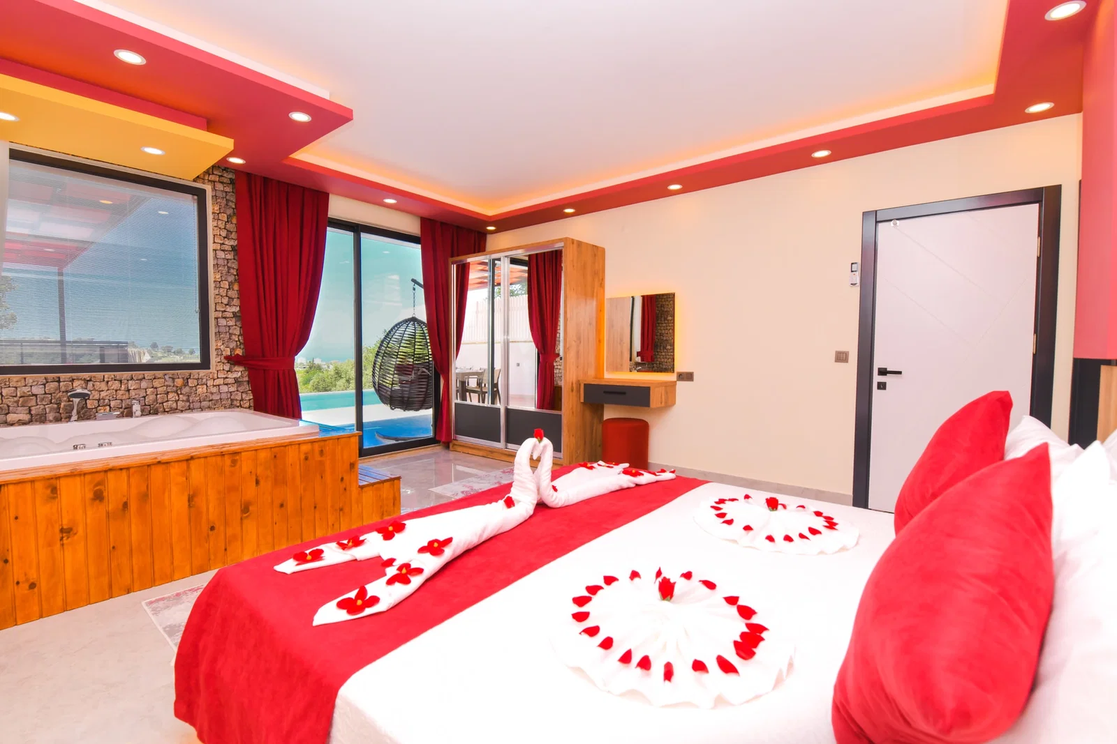 Üzümlü’de Balayı Çiftlerine Uygun, Korunaklı Havuzlu, 2 Yatak Odalı, Kiralık Villa
