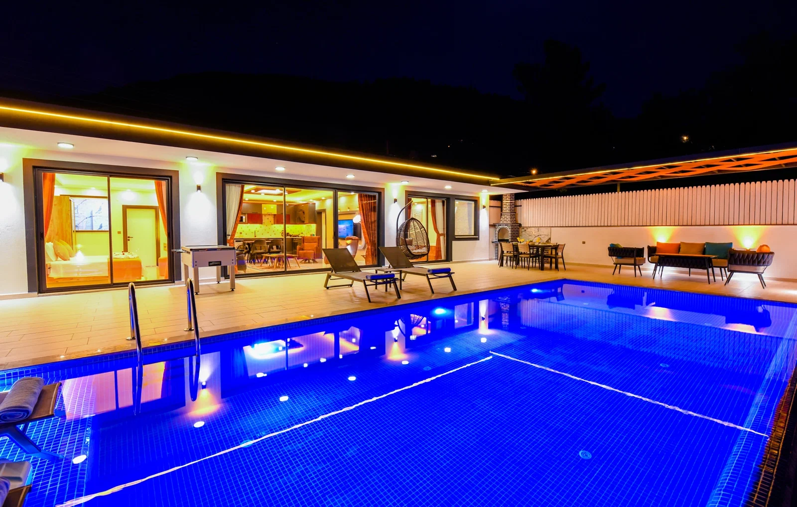 Üzümlü’de Balayı Çiftlerine Uygun, Korunaklı Havuzlu, 2 Yatak Odalı, Kiralık Villa