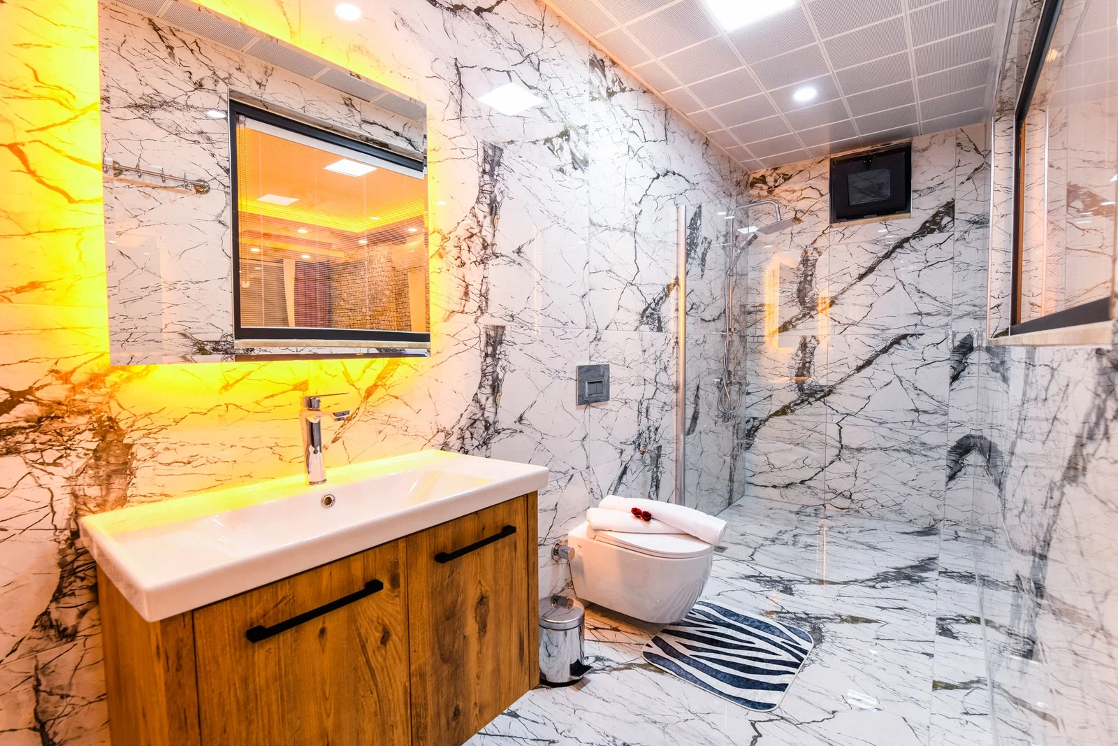 Üzümlü’de Balayı Çiftlerine Uygun, Korunaklı Havuzlu, 2 Yatak Odalı, Kiralık Villa