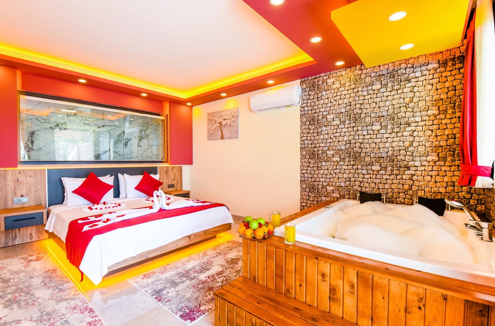 Üzümlü’de Balayı Çiftlerine Uygun, Korunaklı Havuzlu, 2 Yatak Odalı, Kiralık Villa